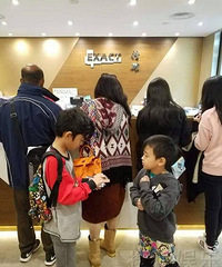 "张柏芝回港陪儿子出行 母子亲密三人行超温馨"