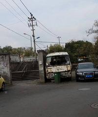 ��ʬ����ͣ��С���ſڣ��� ����������