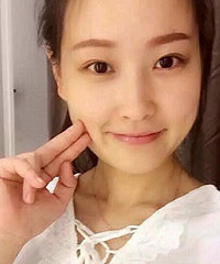 笑起来还有大酒窝!这姑娘甜甜的~