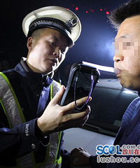 5小时前喝酒不敢开车 他到警队测酒精!没shei了