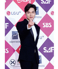 SBS演技大赏星光耀眼 李敏镐朴信惠盛装走红毯