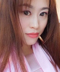 大眼红唇美女,你能看出她多大了吗?