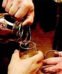同桌的劝酒人要承担责任吗?杭州广播电视报读者生活馆