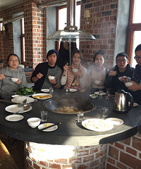 来到这了就入乡随俗 蹲着吃味道好