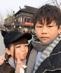 "10岁小情侣结婚街头拥吻 患有侏儒症但爱情终修成正果"