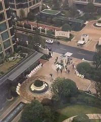 ��լС���ſڰ��˺ܶ໨Ȧ��5��Ů����ײ����