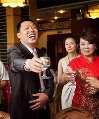 Ȣϱ���ͼ�Ů��������˫����ĸ����.jpg����