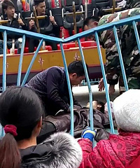 һ��԰������ʩ���� 14��Ů���Ӹ߿�˦������