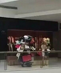 "丈夫全身挂满妻子购物袋如同隐身?近日"