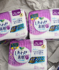 花王卫生巾33一包。和光堂爽身粉46一盒