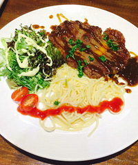 小区里居然藏着这么复古的餐厅 走进去好像穿越了时代