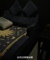"居民楼现私人影院 配沙发床可看限制级影片"