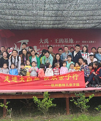 小朋友们排排队,手拉手离开教室来到户外,感受自然!