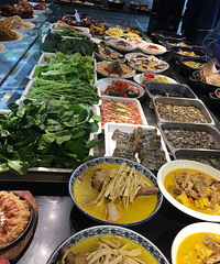 看菜单点菜总是点到雷 这家店把菜都堆在大厅让你看!