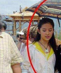 今非昔比!杨幂10年前旧照曝光 曾为刘亦菲撑伞