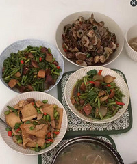 "藜蒿炒腊肉,她的菜,我的爱哦"