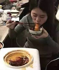 "女白领想在办公室吃个方便面,却拿出了一包"