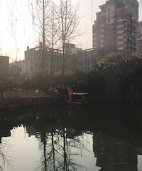 大清早浙一附近东河捞起一具男尸!听说手脚都…