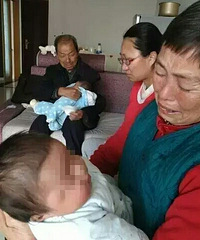 "男子发疯工作猝死,留下出色业绩和未满月双"