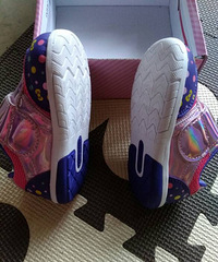 HELLO KITTY�˶�Ь�����죬һֱû������