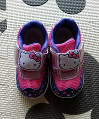 HELLO KITTY�˶�Ь�����죬һֱû������