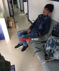今早一小伙躺在地上喊:公交司机打人啦!咋回事?