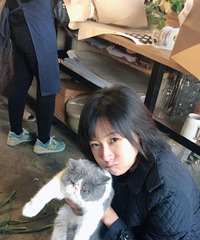 徐静蕾深夜晒与猫合照并发文:自己长得很是谦虚