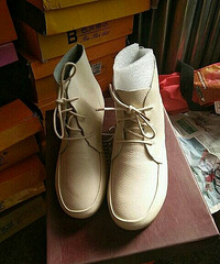 ����һ��ţƤЬ����ת������һ��ţƤŮЬ��