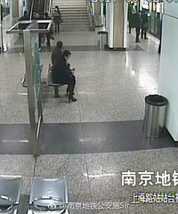 �Ͼ�һŮ�ӵ�����"������" һ·׷���в�