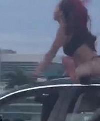 �����������Ȼ���Ů�Ӹ��ٹ�·�쳵����˦���裡