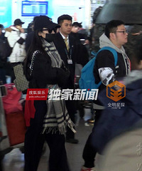 独家:隐蔽三件套!柳岩低调回京全副武装