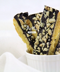 家中常备的花生巧克力饼干棒,特别酥香深受家人喜爱