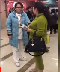 ����Ů��ʿ��ŭ��ҽ�У����˶����ˣ��㻹ƭ��Ǯ