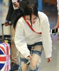 李小璐机场摔跤 贾乃亮调侃老婆:你长点儿心吧