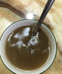 "早饭,藕粉加葡萄干"