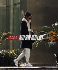 独家:机场变T台 奚梦瑶潮范来沪尽显超模气质