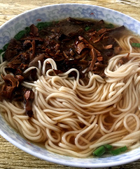 这年头 城里人去看油菜花 农村人去看樱花