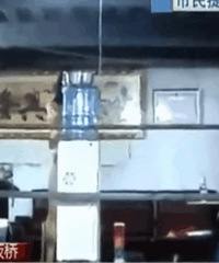 �ϰ�ɵ�ۣ�Ů�ӽ������£�����������ϴԡ��