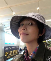 蔡少芬出发拍摄新戏晒素颜照 皮肤白皙零瑕疵
