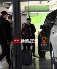 独家:舟车劳顿为工作 贾乃亮与助理地库热聊