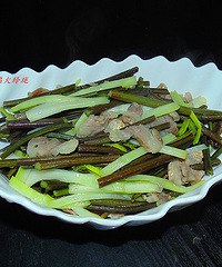 "春天的赠予,舌尖上的美味【蕨菜荞苗炒咸猪肉】"