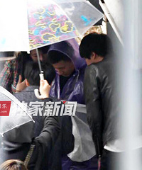 独家:超大排场!高圆圆雨天街拍工作人员众多