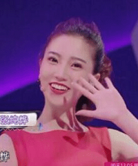 女主持人在节目中上演时装秀,张纯烨为何半年只换过6套衣服?