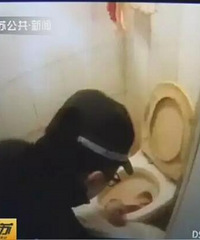 Ů�Ӳ������� ŮӤͷ���µ�����Ͱ