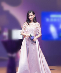 "Baby产后首度复出:恢复少女身材 颜值重回巅峰"