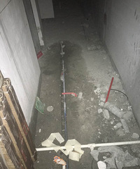 "震惊!泥巴公社工人竟在我的毛坯房内做这么不堪一幕的事情。。。
