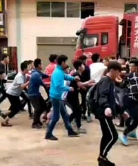邮币通:50名中学生群殴 场面十分火爆似电影情节