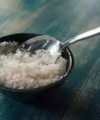 "惊呆了!她把鸡蛋放进大米里,原来是为了这个.."