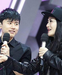 谢娜删微博后首现身 狂刷手机发微信