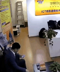 һ���γ�ײ��ǽ�ڣ�����ǽ����һ��Ĺ�˾��һŮ�ӱ�ײ������